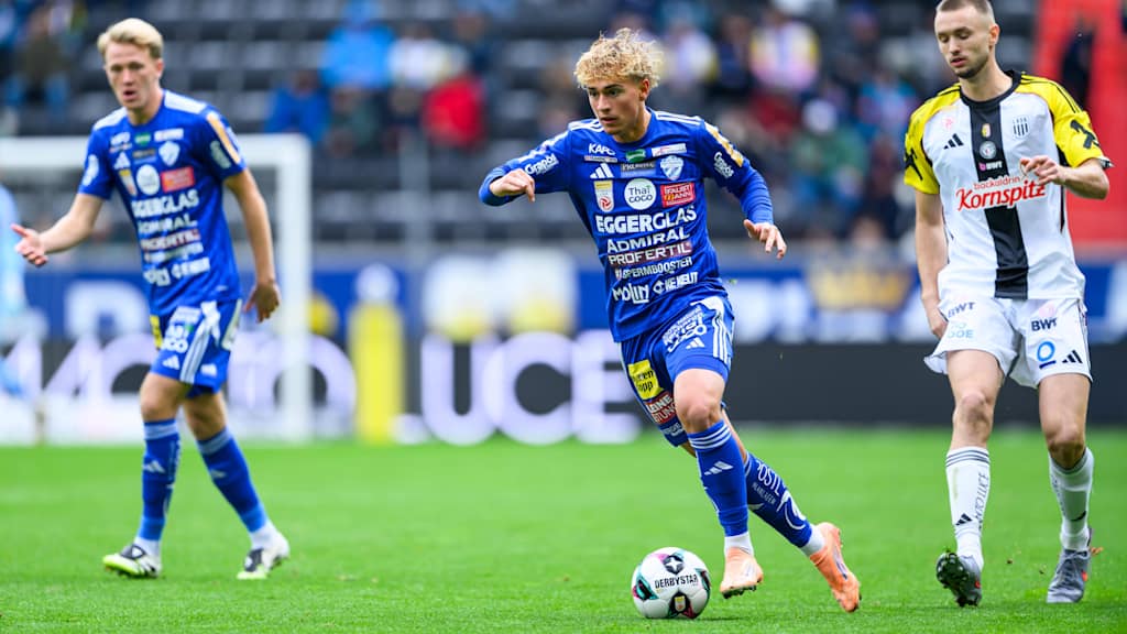 Maximilian Hennig dribbelt im Trikot des TSV Hartberg mit dem Ball.