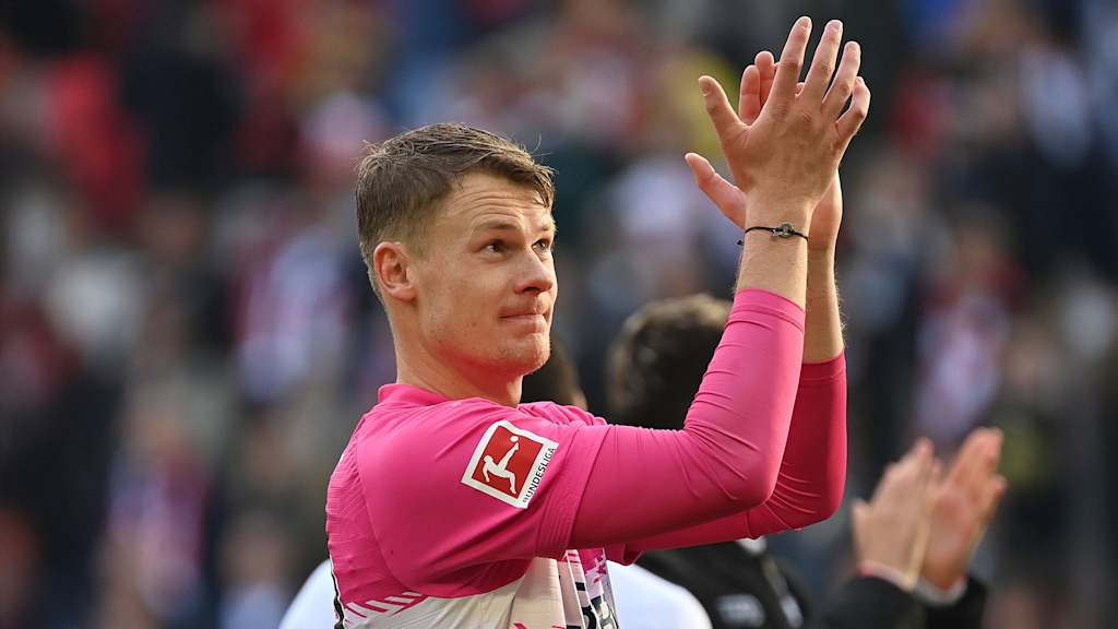 Alexander Nübel applaudiert zu den Fans.