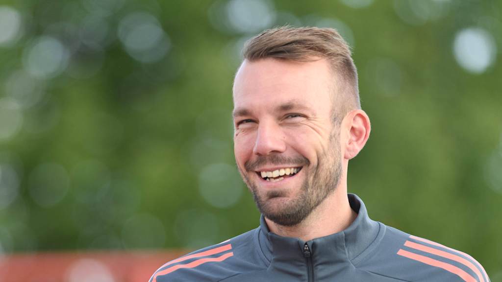 Jerome Reisacher lachend vor einem Spiel der FC Bayern Frauen II.