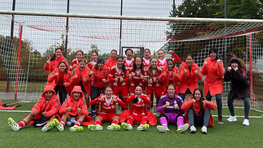 Die U15 der FC Bayern Frauen bejubelt den Sieg über Pullach.