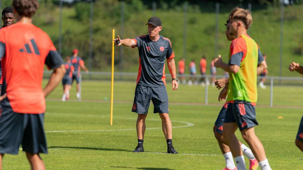 Leonhard Haas erklärt den Spielerin der U17 eine Übung.