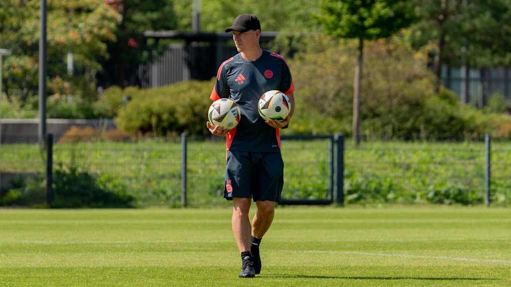Leonhard Haas jongliert zwei Bälle während des Trainings.