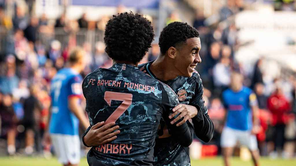 Jamal Musiala und Serge Gnabry bejubeln ein Tor gegen Kiel.