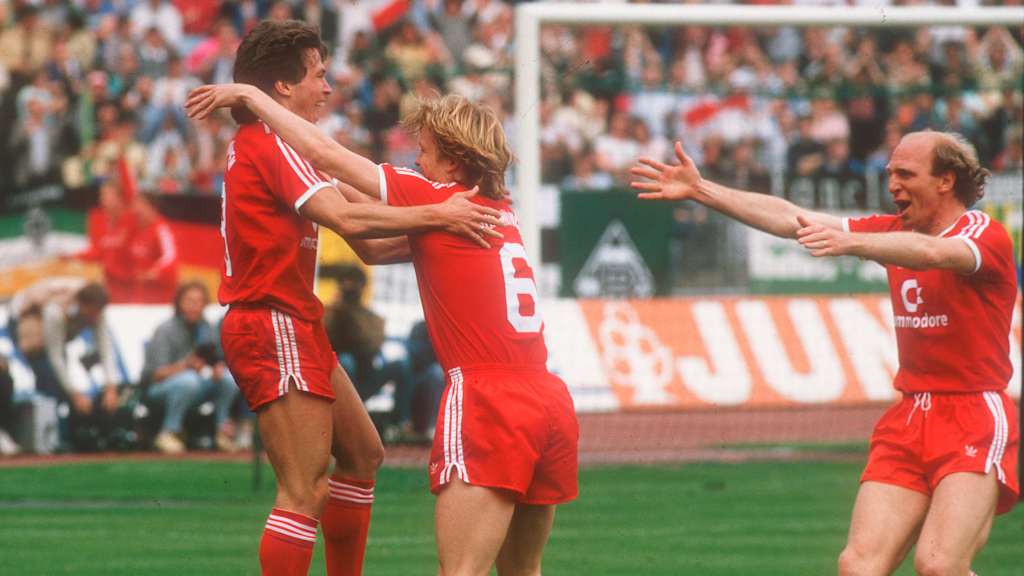 Lothar Matthäus jubelt mit Sören Lerby und Dieter Hoeneß