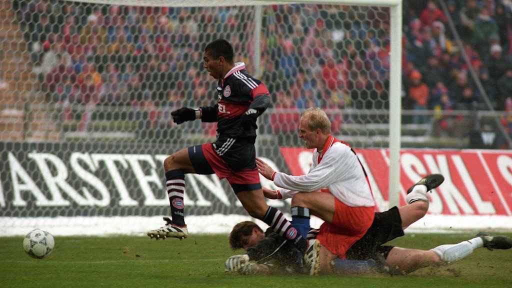 Giovane Elber legt den Ball an HSV-Keeper Richard Golz vorbei