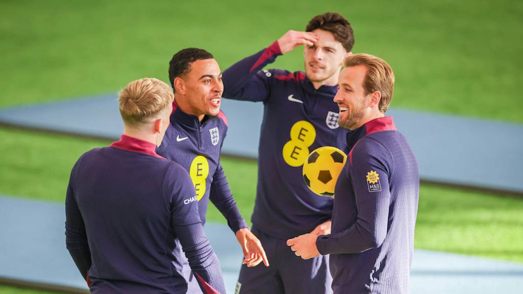Harry Kane lacht im Training der englischen Nationalmannschaft