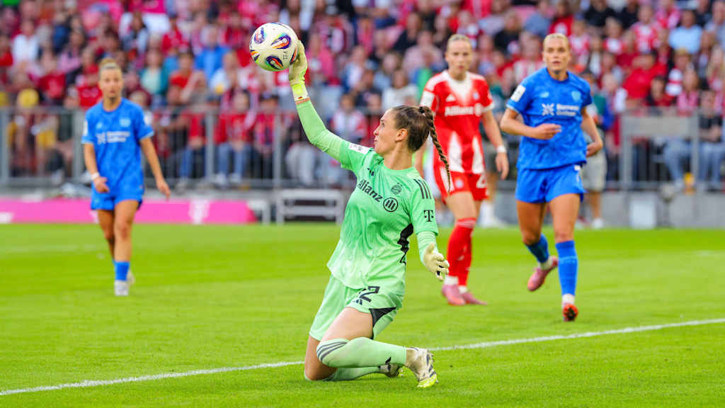 Ena Mahmutovic pariert einen Ball im Bundesliga-Eröffnungsspiel gegen Leverkusen.