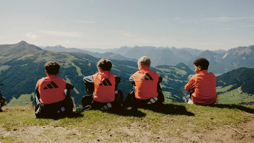 Die Jugendspieler des FC Bayern genießen die alpine Aussicht in Österreich.