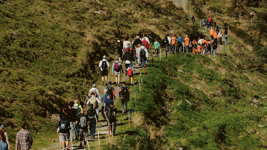 Eltern, Kinder und Staff auf dem Weg zum Gipfel.