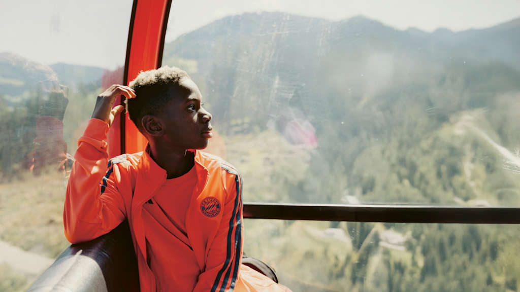 Ein Junge genießt die Aussicht aus der Gondel.