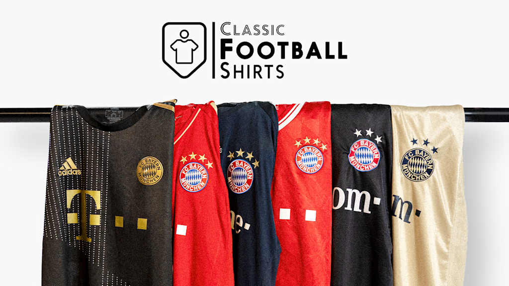 An einer Stange hängen verschiedene Trikots des FC Bayern in verschiedenen Farben.