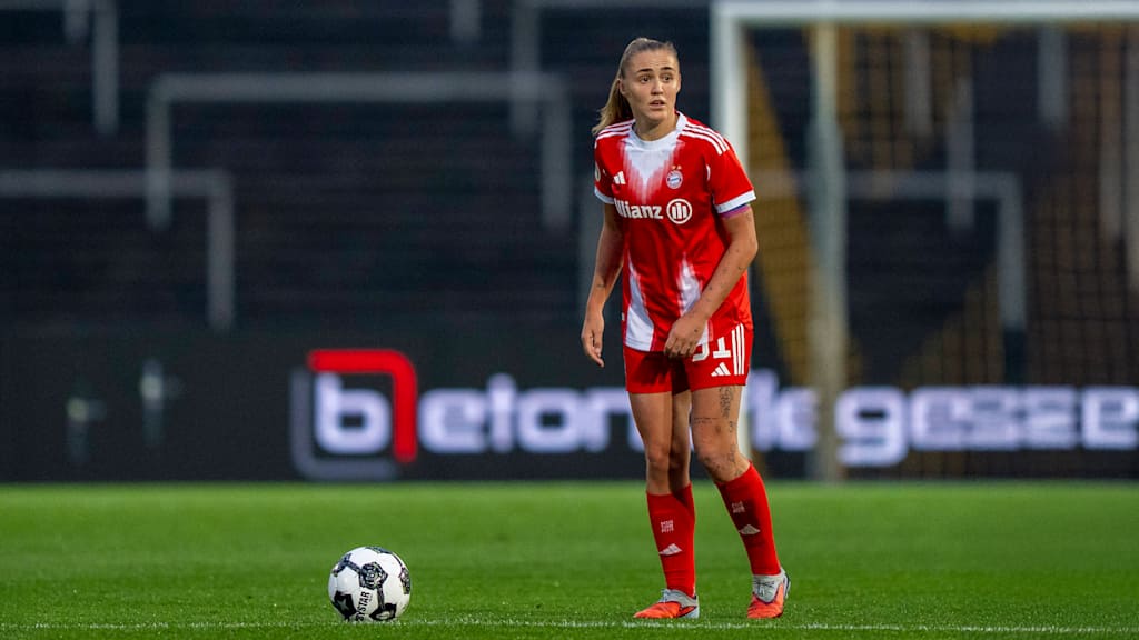 Georgia Stanway mit dem Ball am Fuß in einem Spiel für die FC Bayern Frauen.