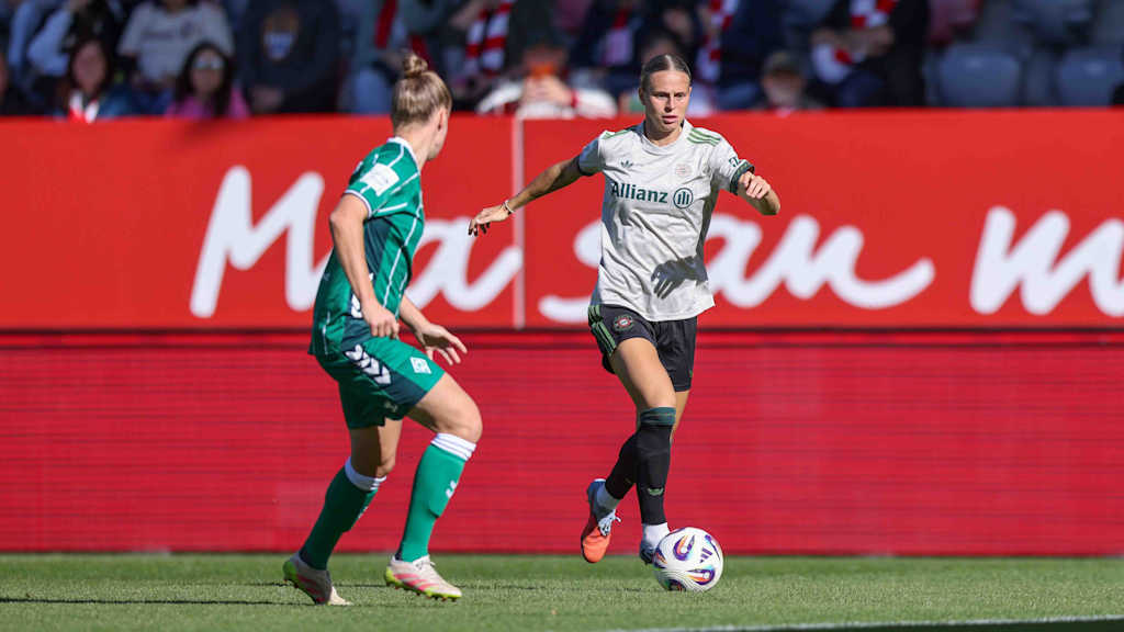 Klara Bühl mit dem Ball am Fuß im Heimspiel gegen Werder Bremen.