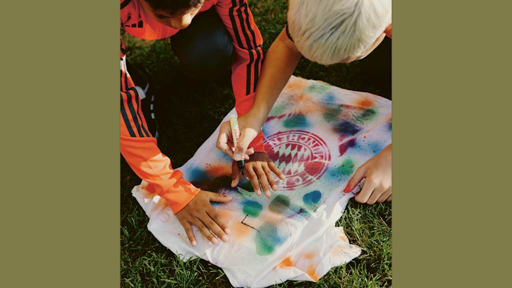 Campus-Spieler bemalen ein T-Shirt