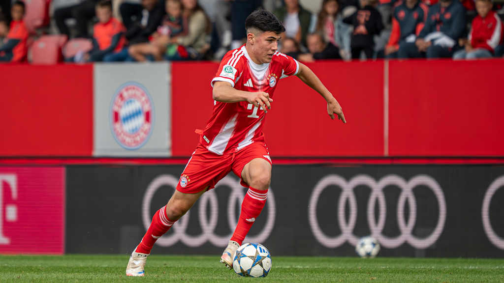 Felipe Chávez führt den Ball am Fuß.