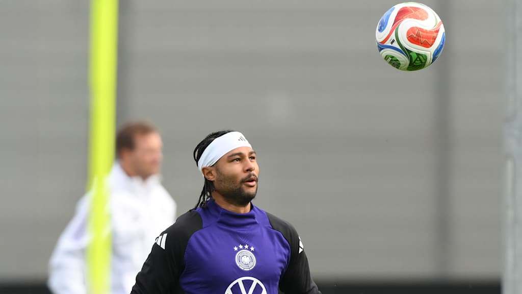 Serge Gnabry blickt auf den Ball im Training der deutschen Nationalelf