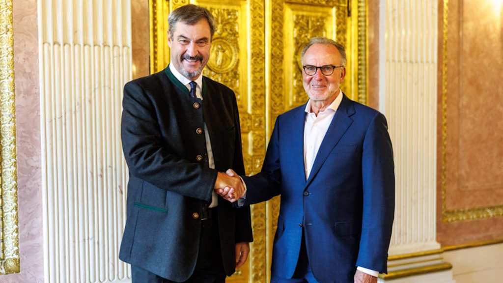 Minister-President Markus Söder shakes the hand of Karl-Heinz Rummenigge