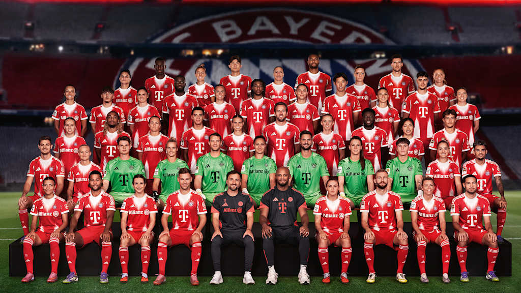REIHE HINTEN: Jovana Damnjanović, Nicolas Jackson, Carolin Simon, Minjae Kim, Vanessa Gilles, Jonathan Tah, Alara Şehitler, Leon Goretzka, Stine Ballisager — VIERTE REIHE: Natalia Padilla Bidas, Lennart Karl, Sarah Zadrazil, Dayot Upamecano, Glódís Perla Viggósdóttir, Michael Olise, Lena Oberdorf, Hiroki Ito, Katharina Naschenweng, Aleksandar Pavlović, Barbara Dunst — DRITTE REIHE: Franziska Kett, Sacha Boey, Magdalena Eriksson, Jamal Musiala, Klara Bühl, Harry Kane, Lea Schüller, Alphonso Davies, Momoko Tanikawa, Tom Bischof — ZWEITE REIHE: Josip Stanišić, Pernille Harder, Jonas Urbig, Anna Klink, Manuel Neuer, Maria Luisa Grohs, Sven Ulreich, Ena Mahmutovic, Leon Klanac, Giulia Gwinn, Luis Días — REIHE VORNE: Arianna Caruso, Serge Gnabry, Tuva Hansen, Joshua Kimmich, José Barcala, Vincent Kompany, Georgia Stanway, Konrad Laimer, Linda Dallmann, Raphaël Guerreiro