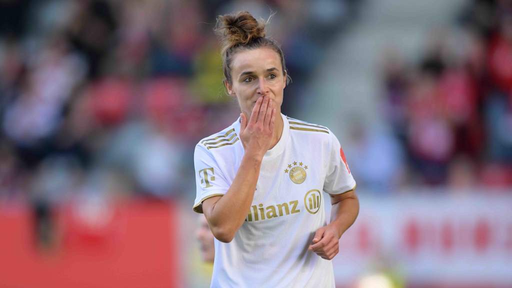 Lina Magull bejubelt einen Treffer für die FC Bayern Frauen.