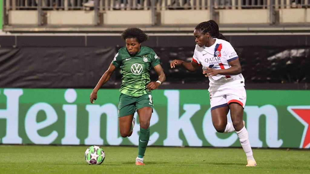 Lineth Beerenstey mit dem Ball am Fuß im Duell gegen Paris Saint-Germain.