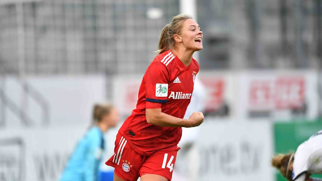 Fridolina Rolfö bejubelt einen Treffer im Trikot der FC Bayern Frauen.