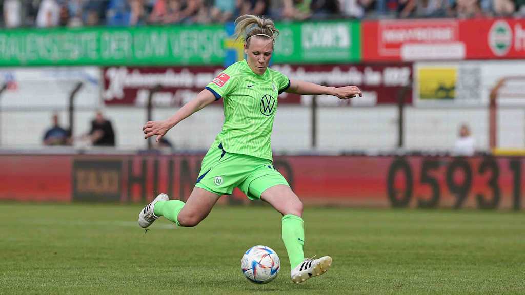 Kristin Demann mit dem Ball am Fuß während eines Spiels des VfL Wolfsburg.