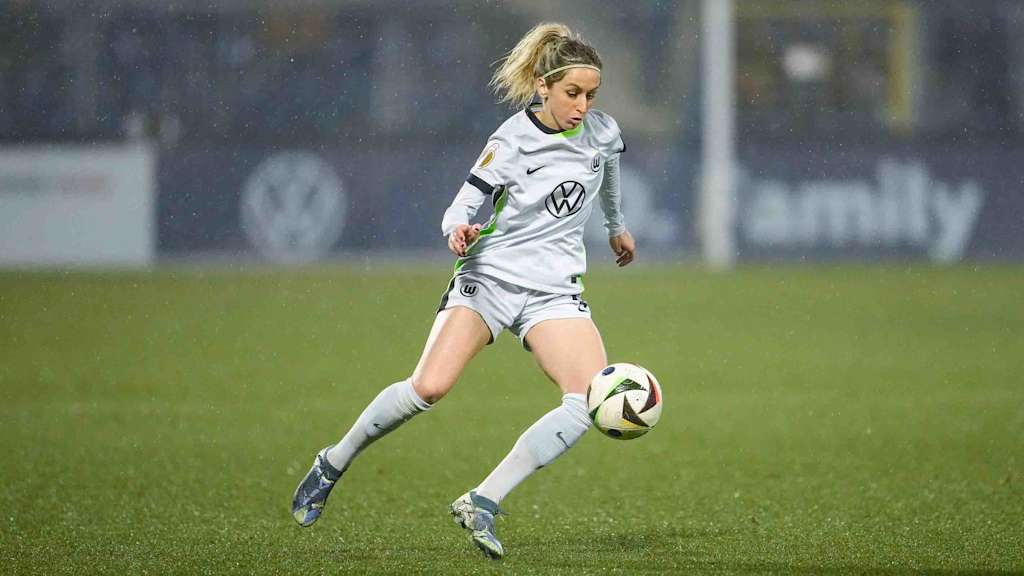 Kathrin Hendrich mit dem Ball am Fuß im Einsatz für den VfL Wolfsburg.