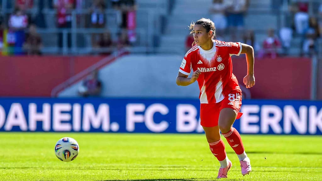 Lena Oberdorf mit dem Ball am Fuß während einer Partie der FC Bayern Frauen am FC Bayern Campus.