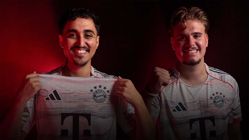 Zwei Männer grinsen mit dem weißen FCB-Trikot an in die Kamera