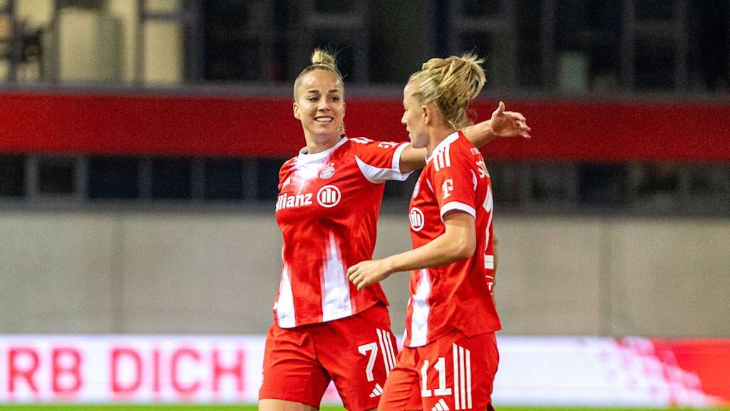 Giulia Gwinn bejubelt ein Tor mit Lea Schüller.