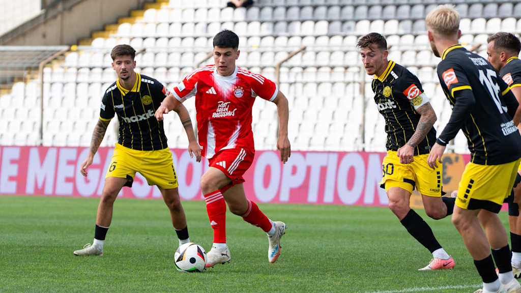 Felipe Chávez im Trikot des FC Bayern mit Ball am Fuß im Spiel gegen Bayreuth.