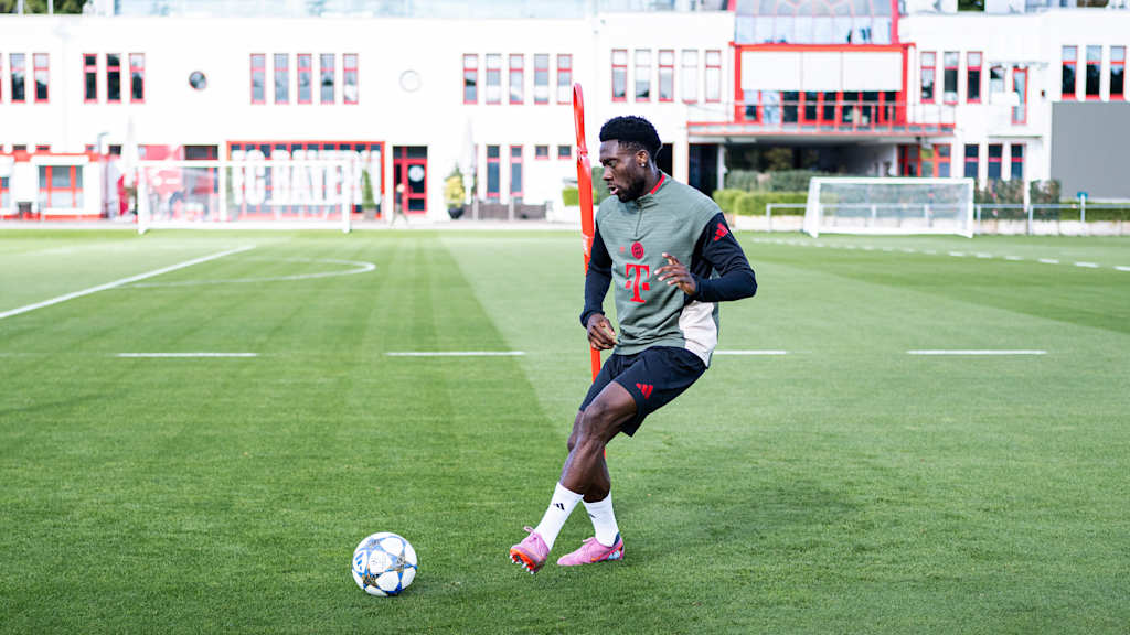 Alphonso Davies works with the ball in individual training