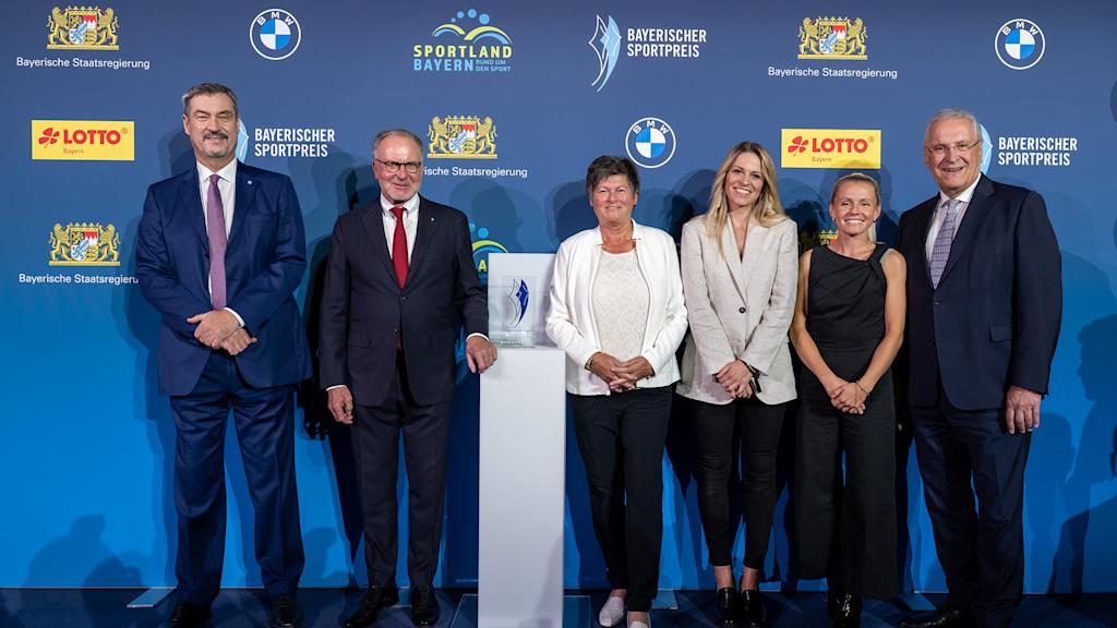 Verleihung des bayerischen Sportpreises - v.l. Markus Söder, Karl-Heinz Rummenigge, Karin Danner, Melanie Leupolz, Julia Simic, Joachim Herrmann