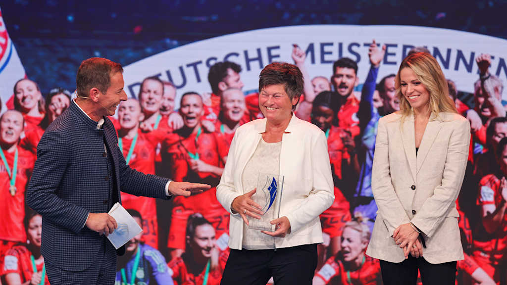 Host Markus Othmer with Karin Danner and Melanie Leupolz at the Bavarian Sports Prize ceremony