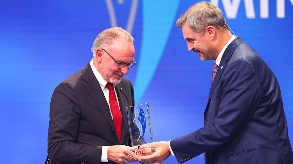 Minister-President Markus Söder presents Karl-Heinz Rummenigge (left) with the Bavarian Sports Prize