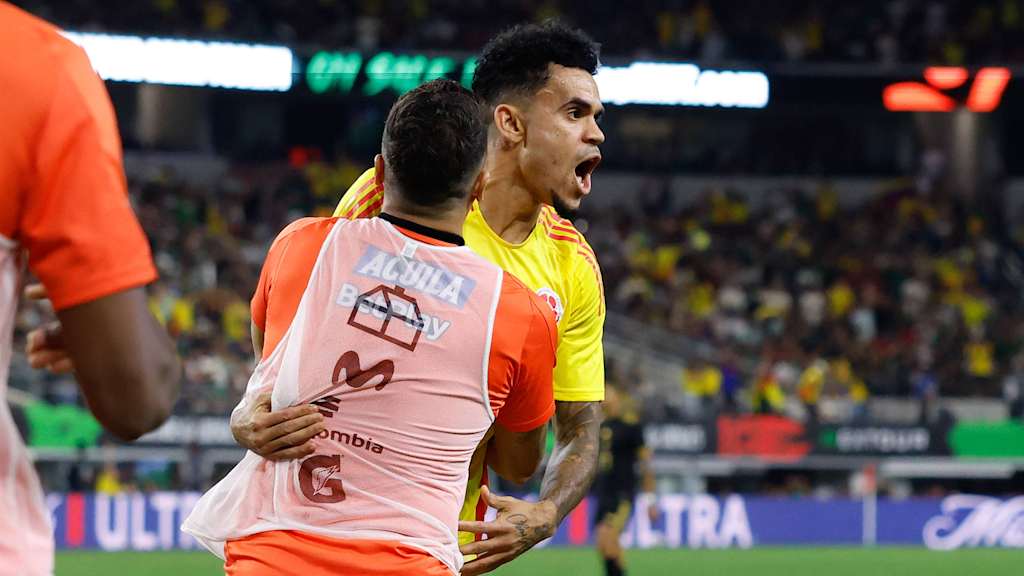 Luis Diaz jubelt mit einem Teamkollegen nach seinem Tor zum 2:0 für Kolumbien gegen Mexiko.