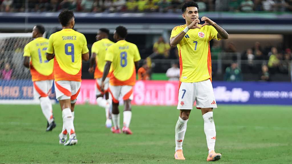 Luis Diaz formt ein Herz mit den Händen nach einem Tor für Kolumbiens Nationalteam