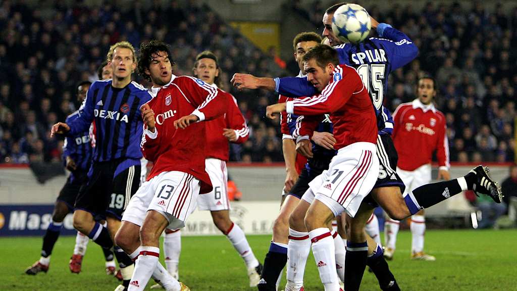 Philipp Lahm im Kopfballduell mit einem Spieler von Club Brügge