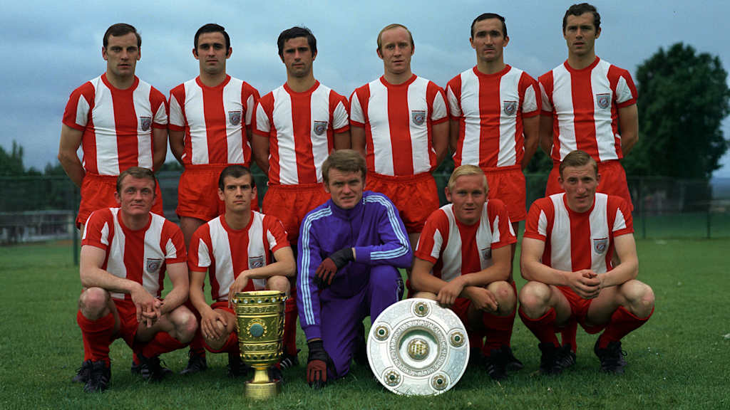 Fantastische Trikots, fantastische Mannschaft: Double-Sieger Gustl Starek, links oben zwischen Bulle Roth und Gerd Müller.