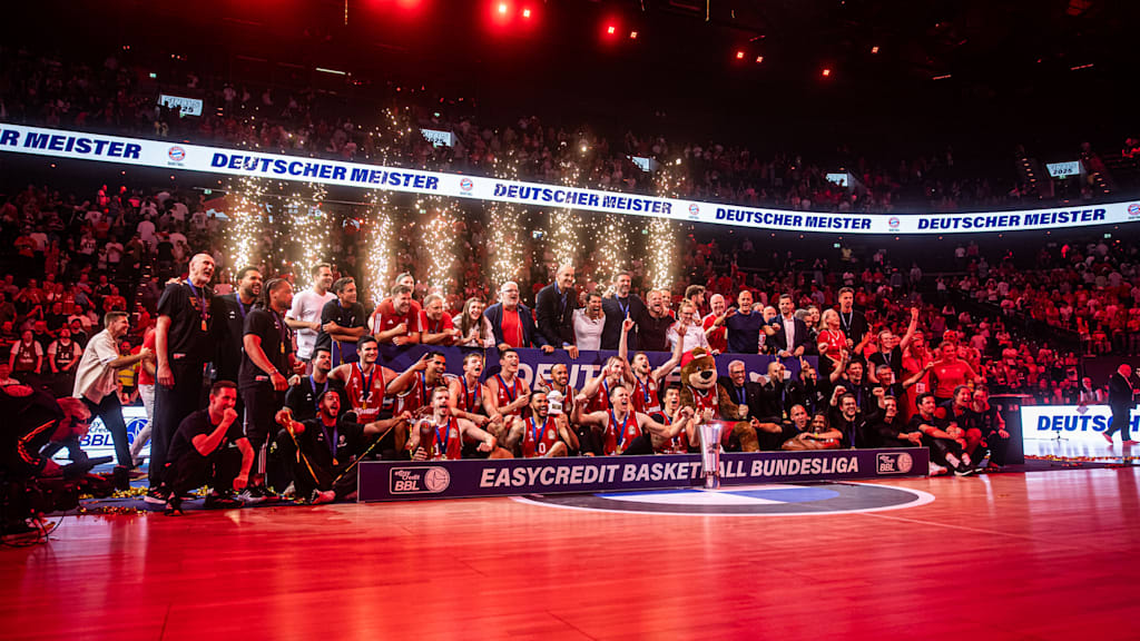Die Mannschaft des FCBB bei der Siegerehrung als Deutscher Meister 2025