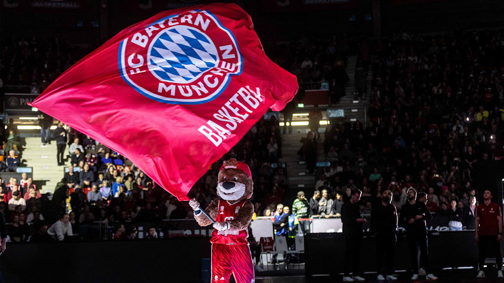 Ben hält eine Fahne mit dem Logo des FCBB