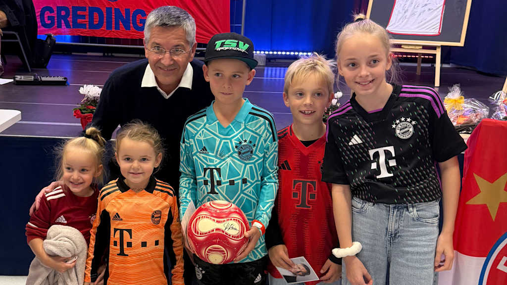 Präsident Herbert Hainer mit einer Schar Kinder des Fanclubs Greding