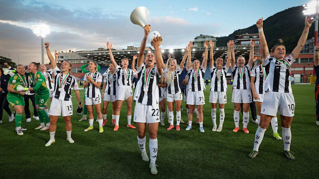 Valentina Bergamaschi von Juventus hebt die Trophäe, während sie mit ihren Teamkolleginnen feiert.