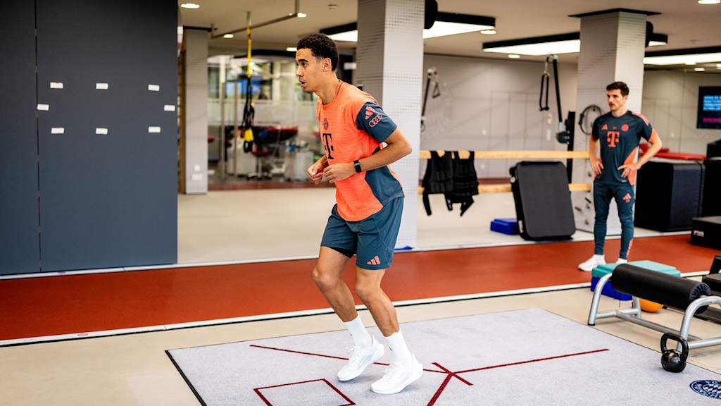 Jamal Musiala macht im Trainingszentrum des FC Bayern Übungen im Zuge seiner Reha