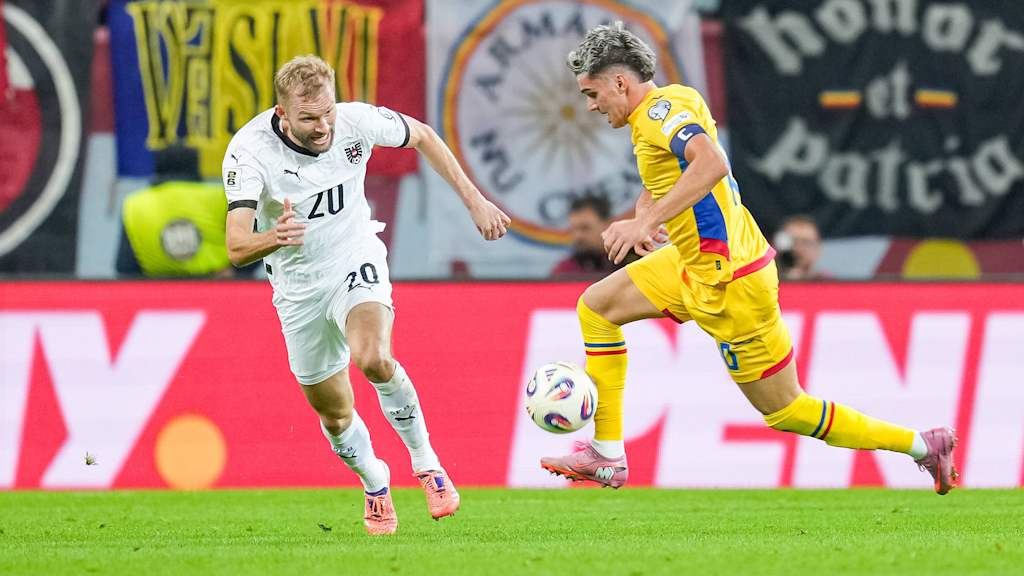 Konrad Laimer (Österreich) attackiert Virgil Ghita (Rumänien) im Länderspiel