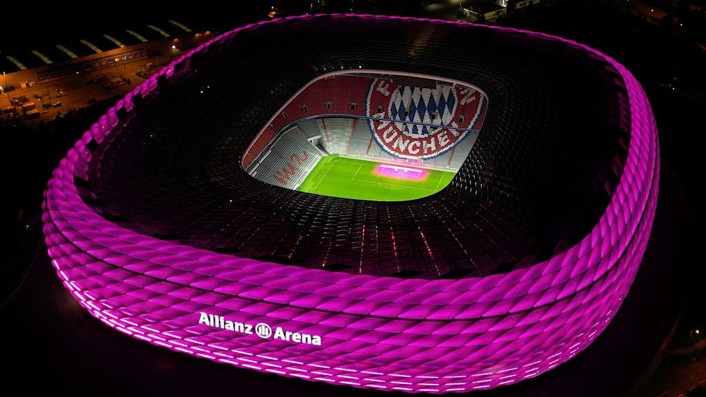 Die Allianz Arena leuchtet mit pinker Fassade bei Nacht als Zeichen für Brustkrebsvorsorge