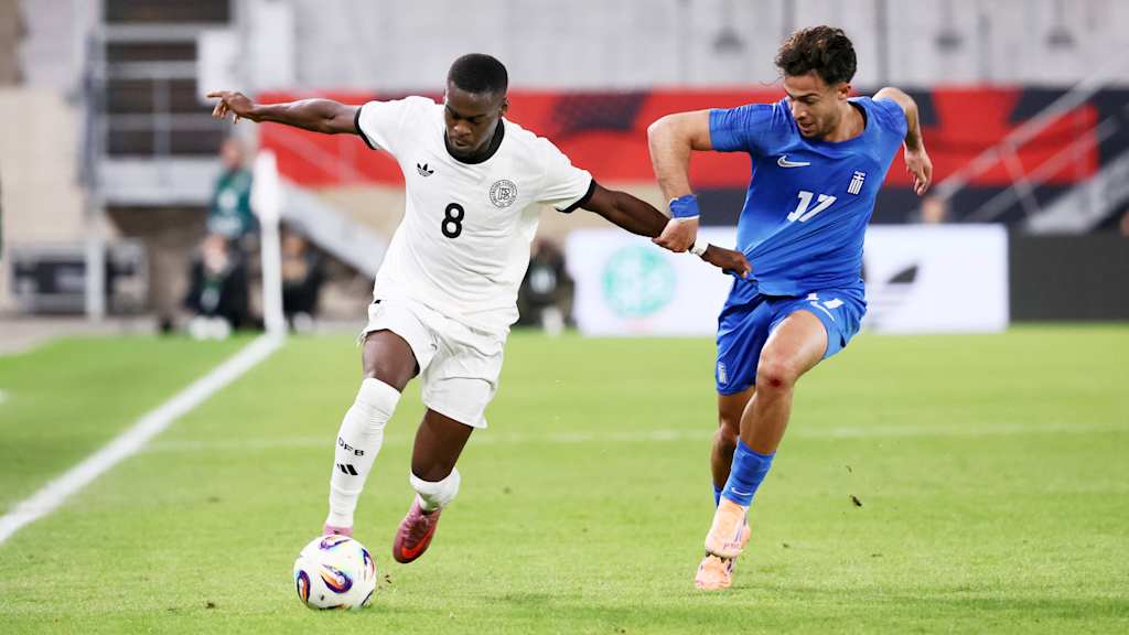 Noel Aseko mit dem Ball am Fuß wird von seinem Gegner verfolgt.