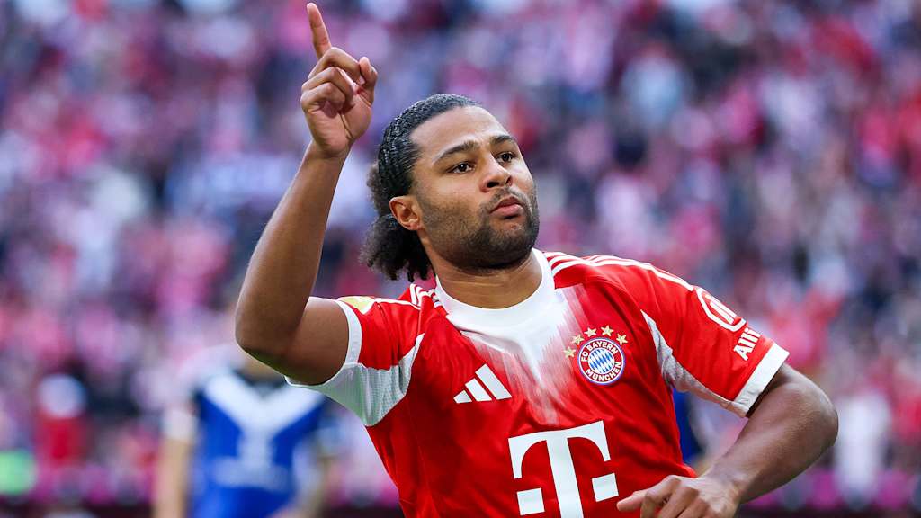 Serge Gnabry celebra con el dedo índice levantado el 1-0 del FC Bayern contra el Hamburger SV.
