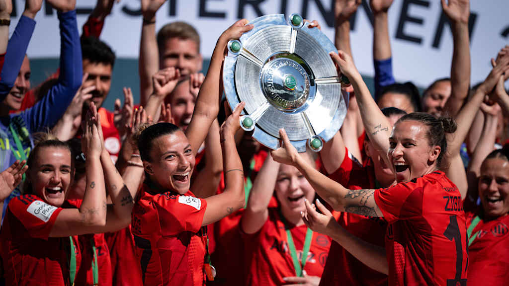 Die FC Bayern Frauen bejubeln den Gewinn der Deutschen Meisterschaft in der Saison 2024/25.