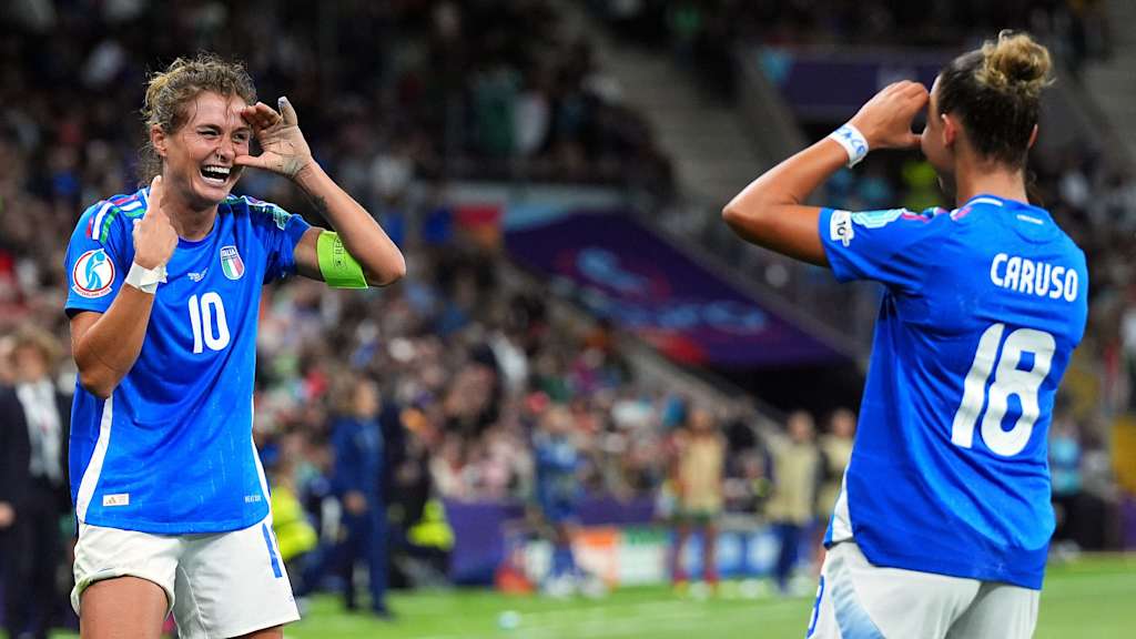 Arianna Caruso und Cristiana Girelli bejubeln ein Tor bei der Europameisterschaft 2022.